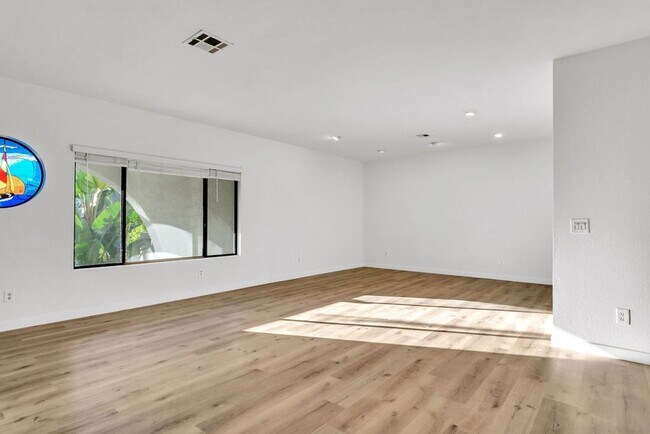 Foto del edificio - Great 3/2 in Crown Point!  Across from the street from bay access and available immediately!