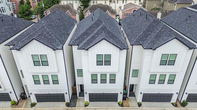 Building Photo - 918 W 25th St