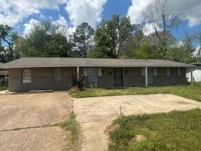 Building Photo - 405 N Flag Chapel Rd