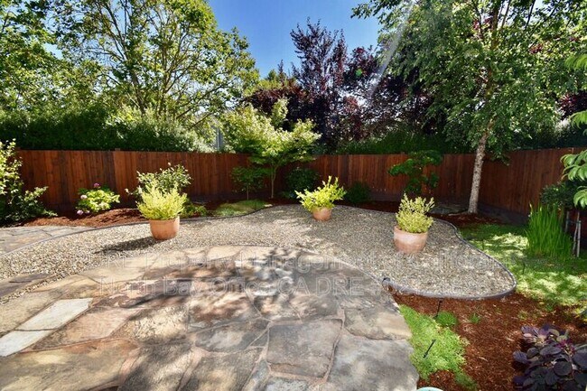 Building Photo - 813 Vineyard Pl