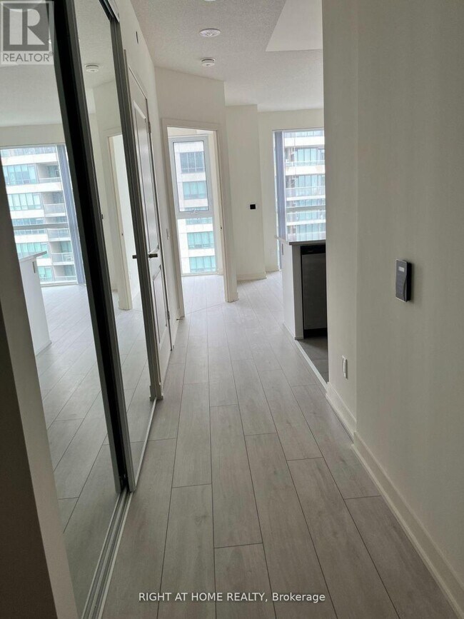 Photo du bâtiment - 4955 Yonge St