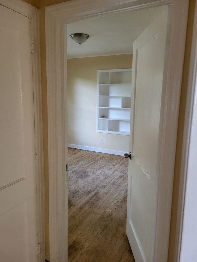 Building Photo - Renovated 4/2.5 Home with garage and large private backyard
