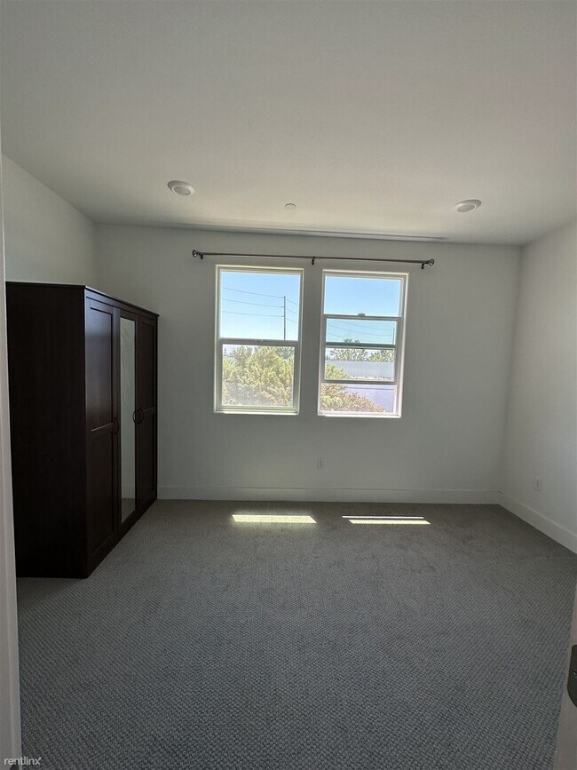 Building Photo - 2 br, 1.5 bath Townhome - 1499 Cherry Circle