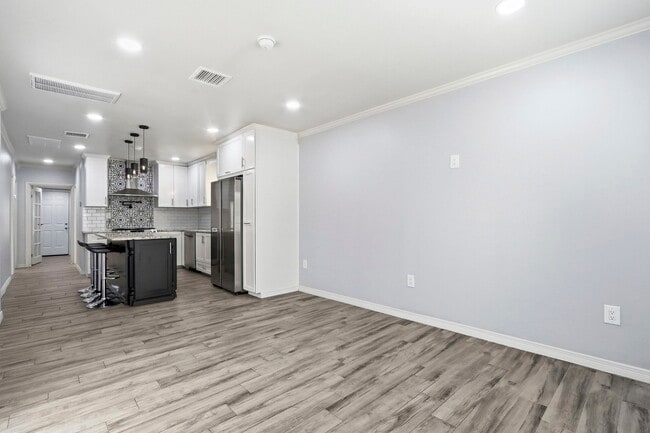 Building Photo - 1310 E San Antonio Ave