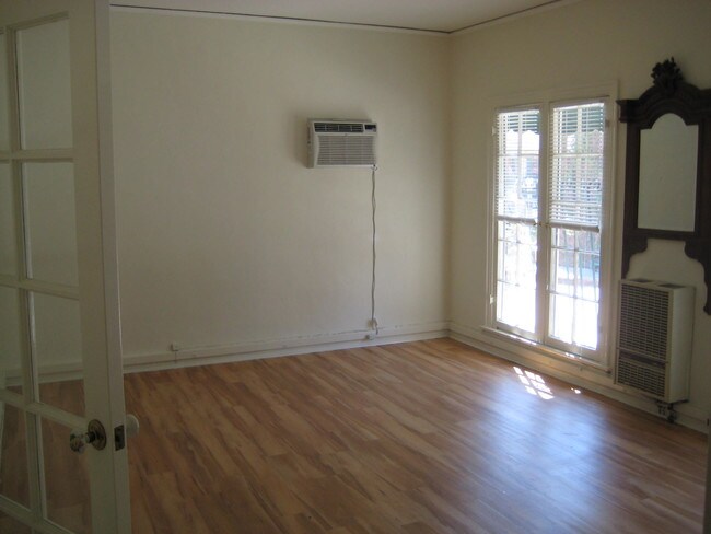 Foto del edificio - 2574 N Beachwood Dr