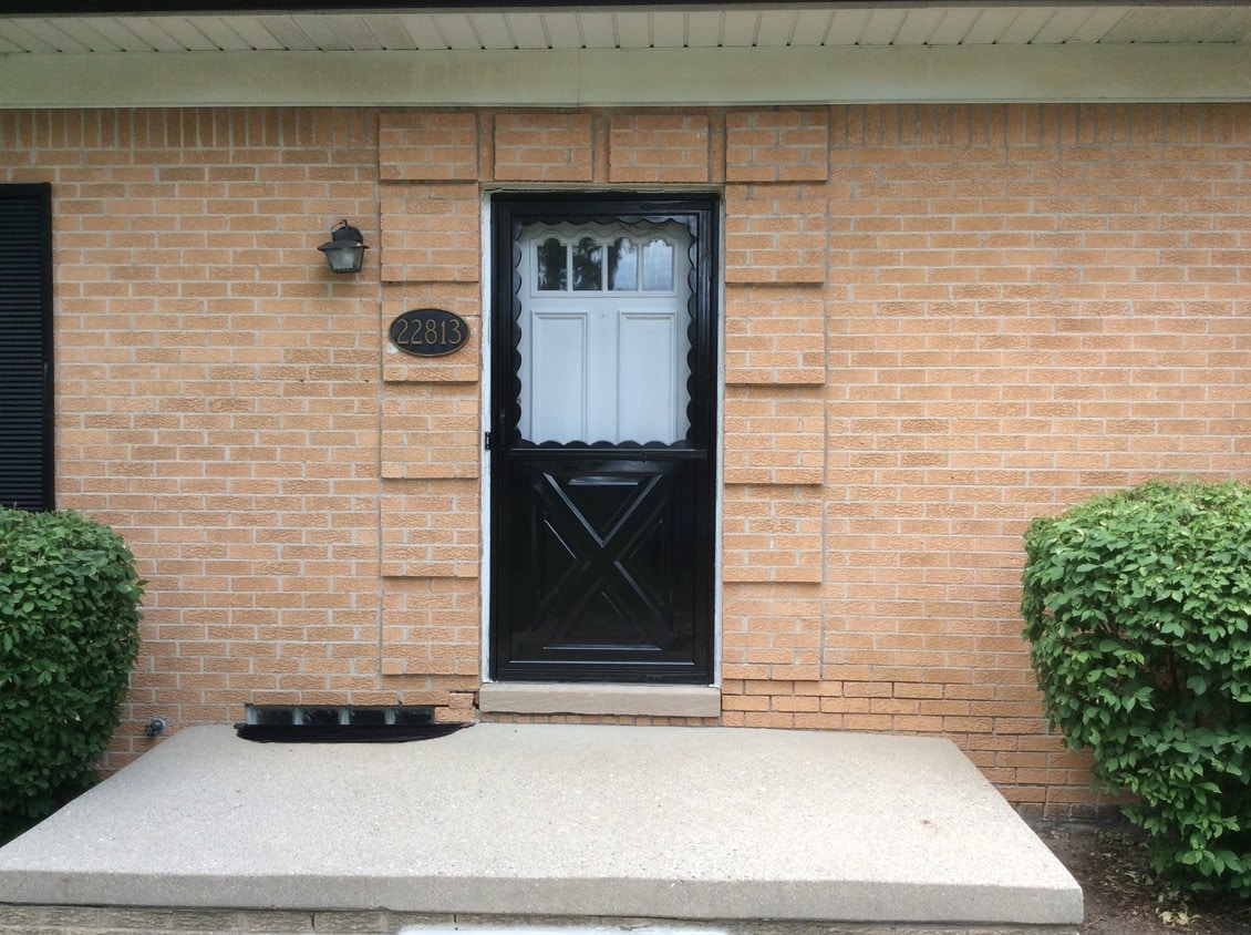 22813 Overlake St, Saint Clair Shores, MI 48080 Condo for Rent in
