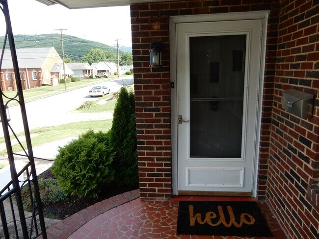 Foto del edificio - 3 BR home with fantastic location in the h...