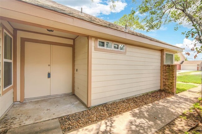 Building Photo - 5006 Westfield Village Dr
