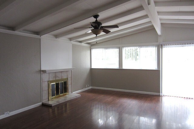 Building Photo - Cute Single Family Home, Fresh Paint, Wood...