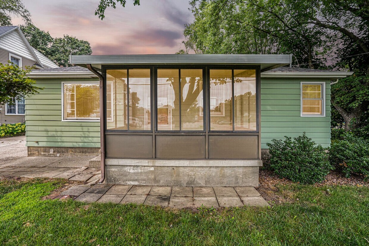 Primary Photo - AVAILABLE IN AUGUST! 3 Bedroom, 1 Bath Sin...