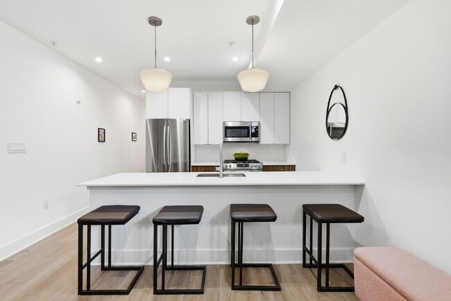 Foto del edificio - Light-Filled Luxury Condo with Designer Finishes