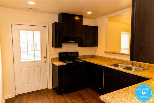 Building Photo - 917 Skinner Dr