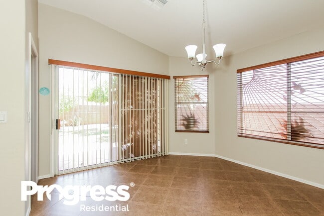 Foto del edificio - 7863 E Hampton Ave