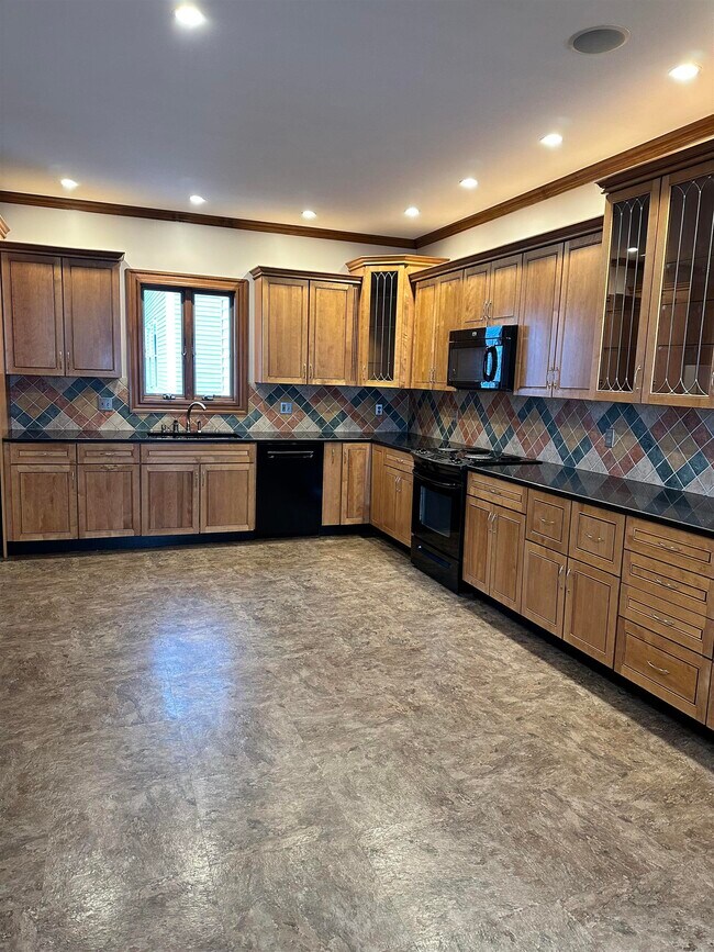 92 Ash St Unit A, Manchester, NH 03104 Room for Rent in Manchester