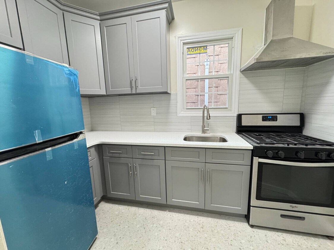 Foto principal - 250 E 207th St