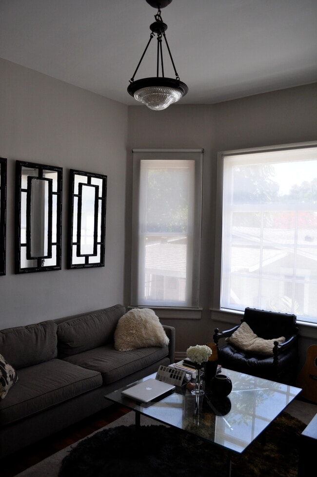 Building Photo - 2914 1/4 Rowena Ave