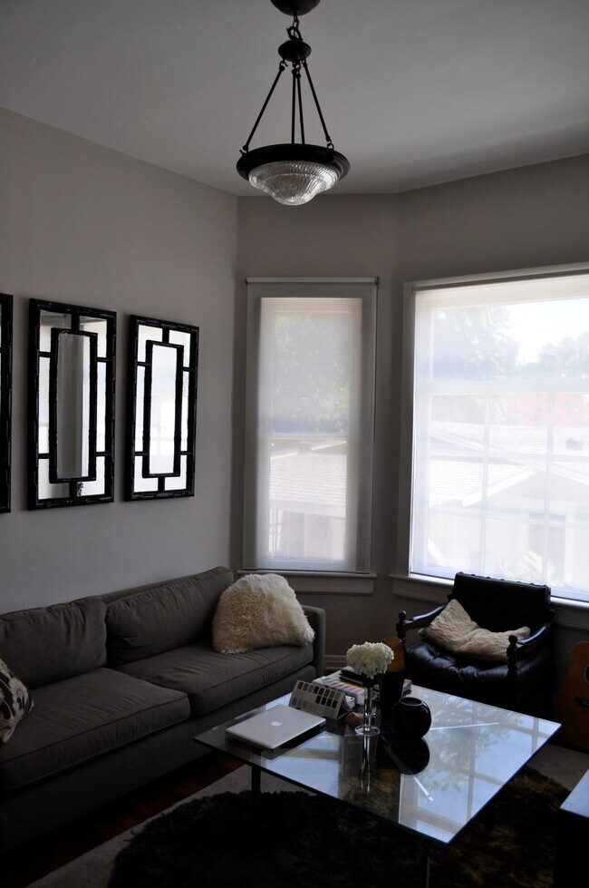 Foto del edificio - 2914 1/4 Rowena Ave