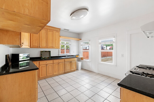 Building Photo - 1770 N Sierra Bonita Ave