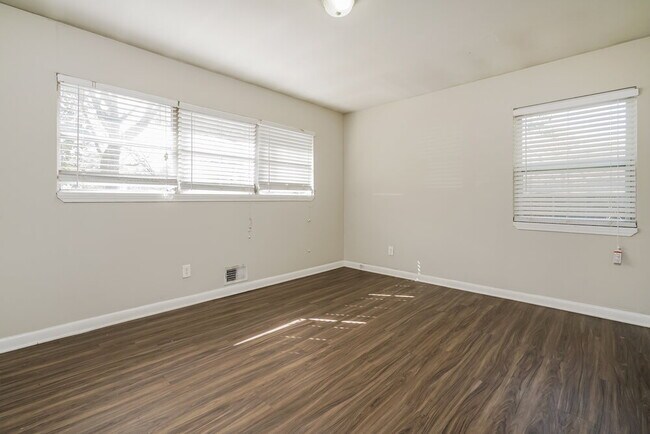 Foto del edificio - 640 Oakdale Dr