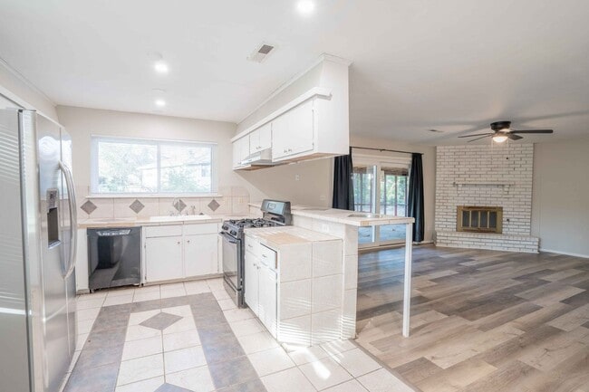 Building Photo - ***NEW LOWERED PRICE*** 3 Bed / 2 Bath / Near Tulsa Arts District / $1750