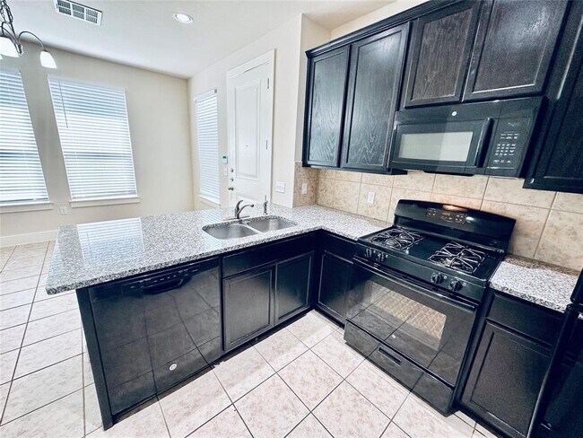 Building Photo - 2216 Creekside Ln