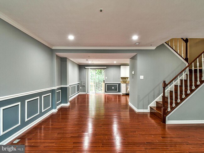 Building Photo - 527 Red Coat Pl