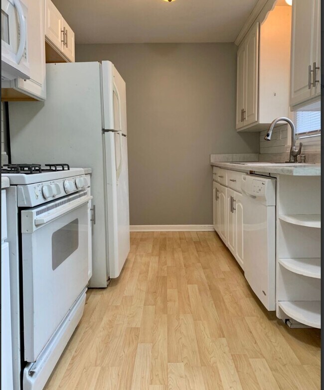 Building Photo - Spacious 4 Bedroom 1 Bath house in Crystal!!