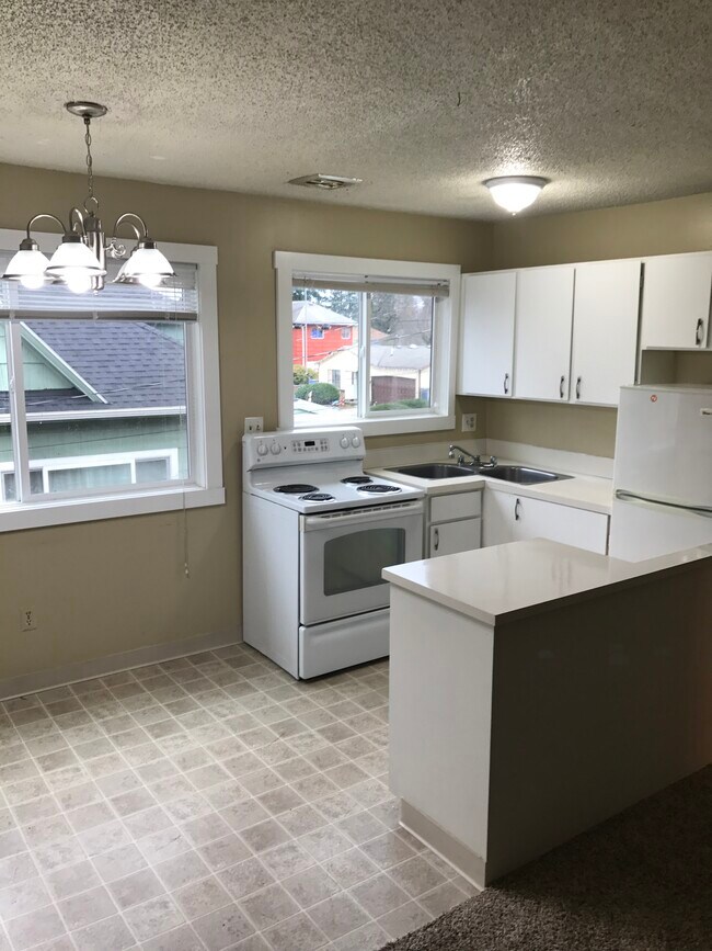 Building Photo - 5330 SE 72nd Ave