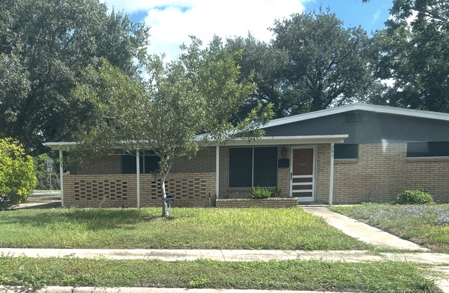 Building Photo - 205 Emerald Ln