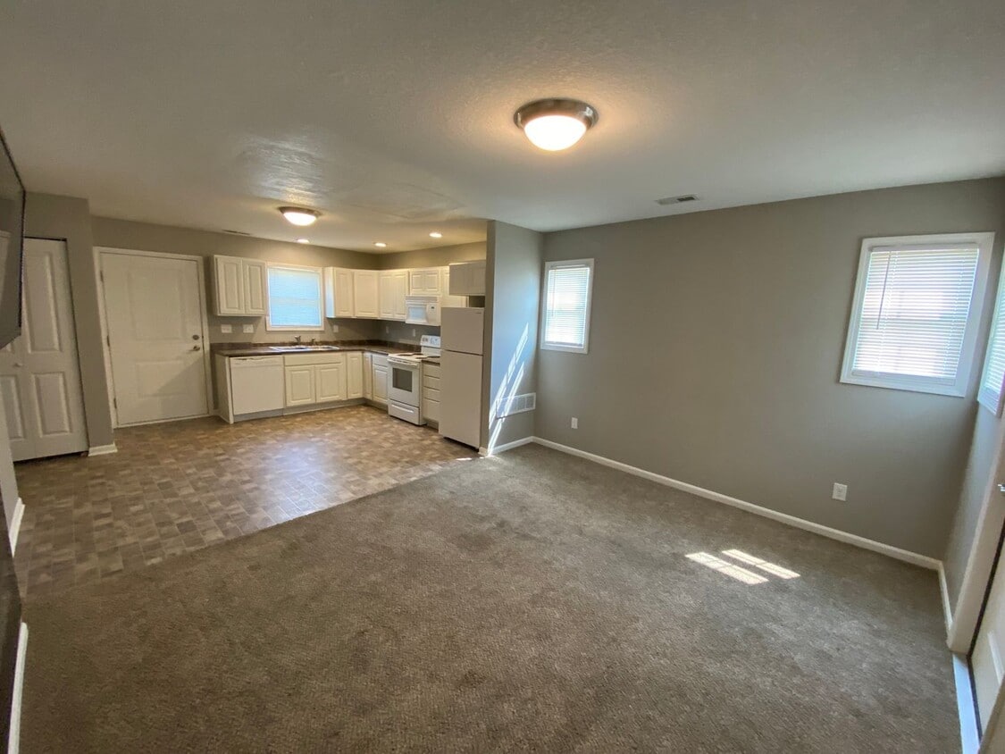 Primary Photo - Fox Run Townhomes 1