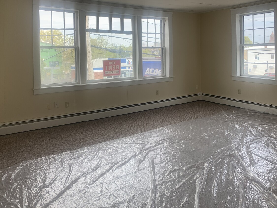 Living Room (18' x 14.5') - 208 Islington St