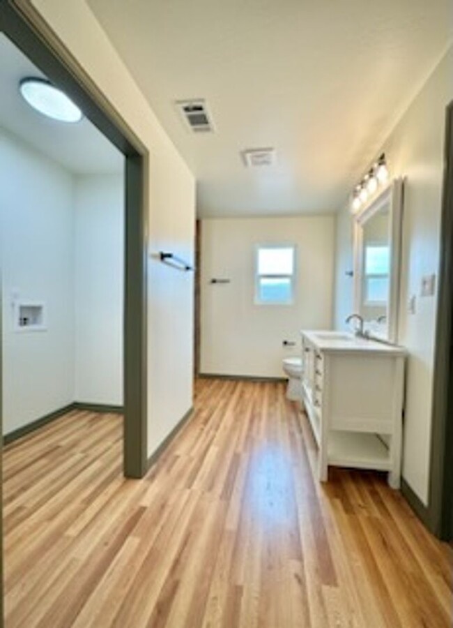 Building Photo - Beautiful remodeled 2 bedroom 1 bath