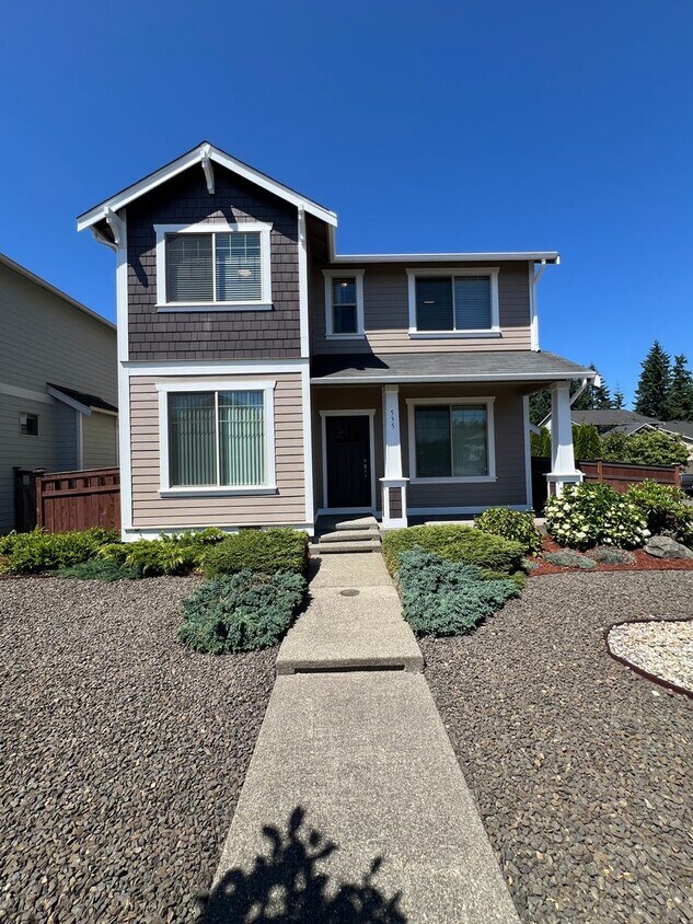 Foto principal - LIKE NEW Truly a MUST SEE! Move-in Ready