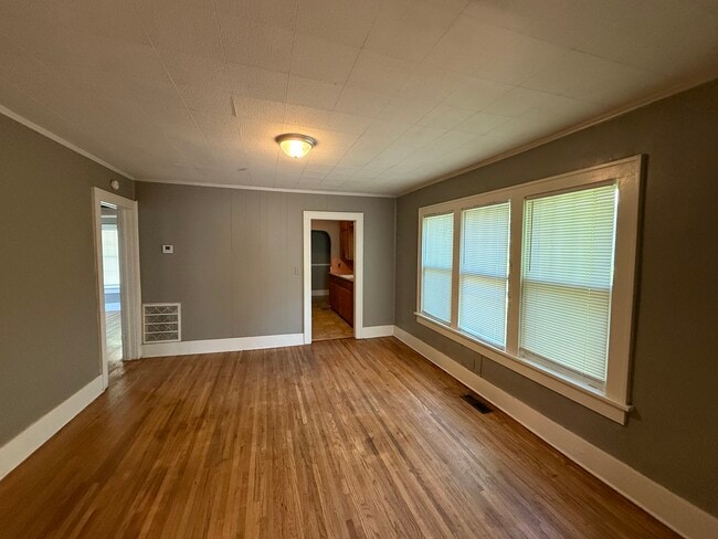 Building Photo - 208 N Xenophon Ave