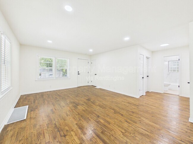 Foto del edificio - 6607 NE 49th St