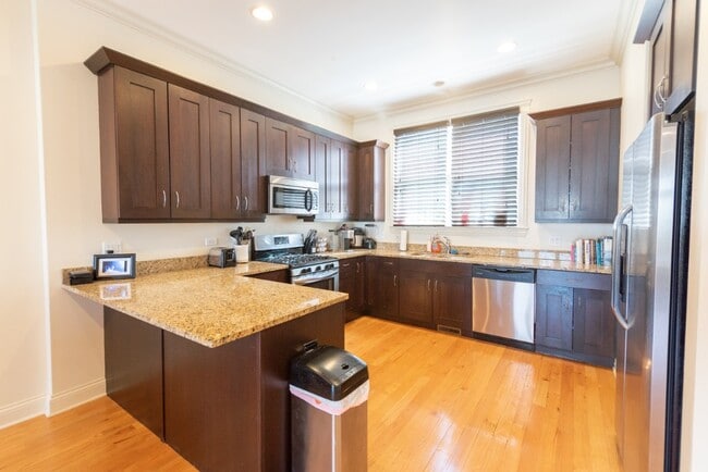 Building Photo - Massive townhome in prime location!