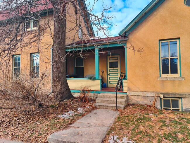 Foto del edificio - 228 E 8th St