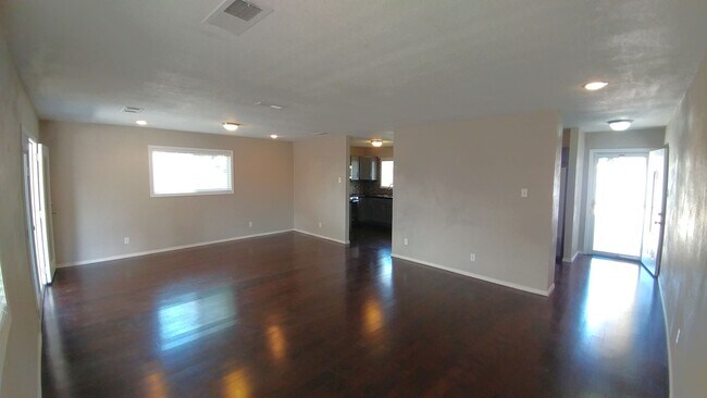 Building Photo - Beautiful 3 Bedroom, 2 Bath Home In The NE...