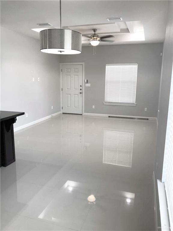 Building Photo - 905 E la Cantera Ave