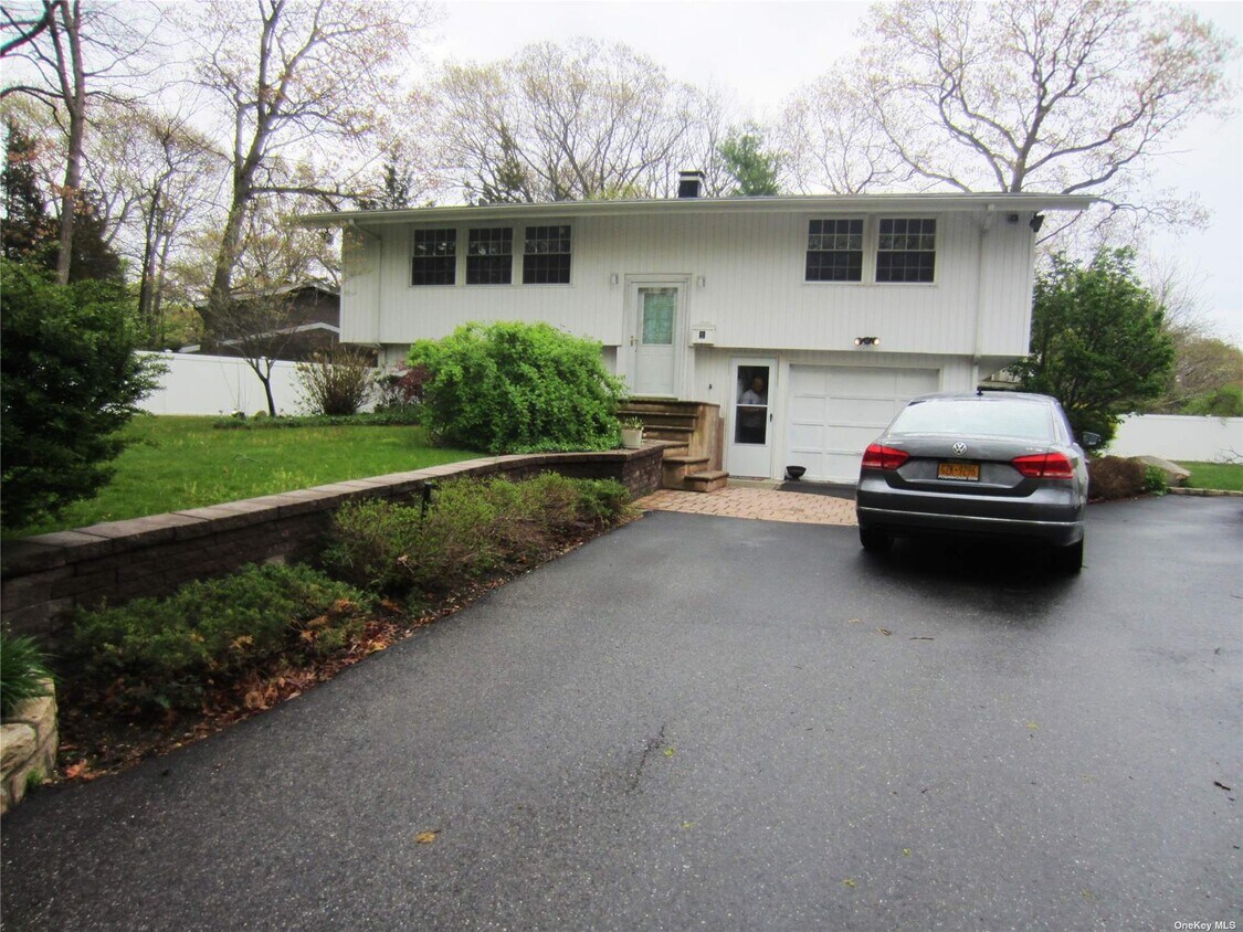Primary Photo - 2 Redleaf Ln
