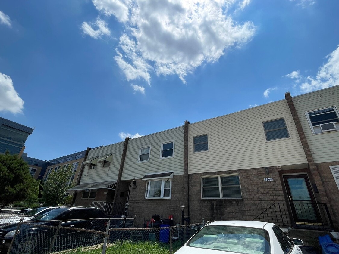 Primary Photo - 1240 S Melville St
