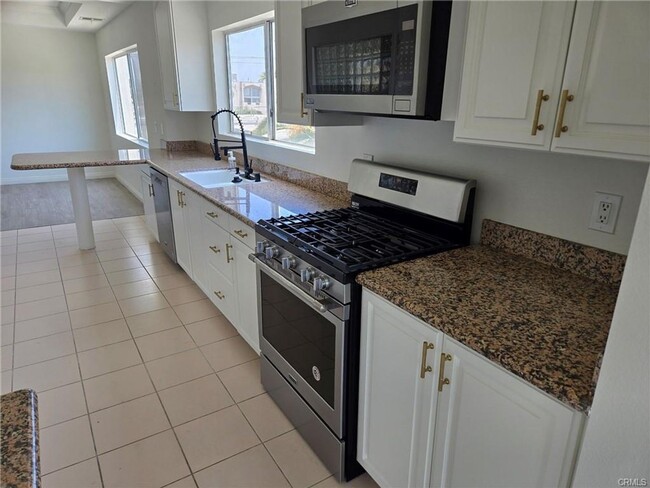 Building Photo - Great 2 Bedroom, 2.5 Bath in Los Angeles