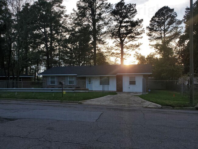 Building Photo - 2517 W Kensington Dr