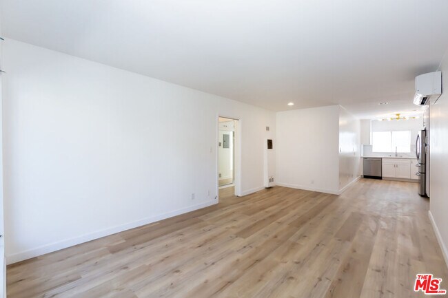 Foto del edificio - 1268 N Sweetzer Ave