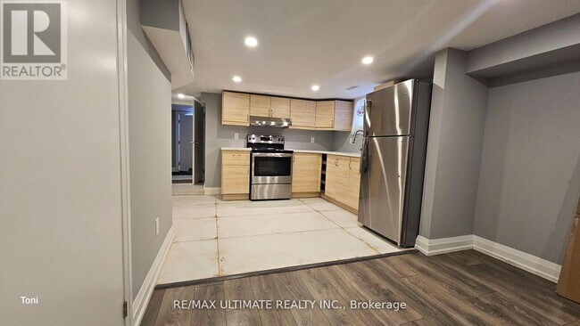 Building Photo - 494 Lauder Ave
