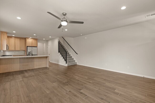 Foto del edificio - 319 W Commercial St