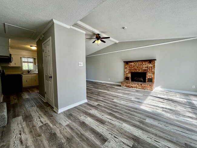 Building Photo - Renovated 4 Bedroom 2.5 Bath home in North...