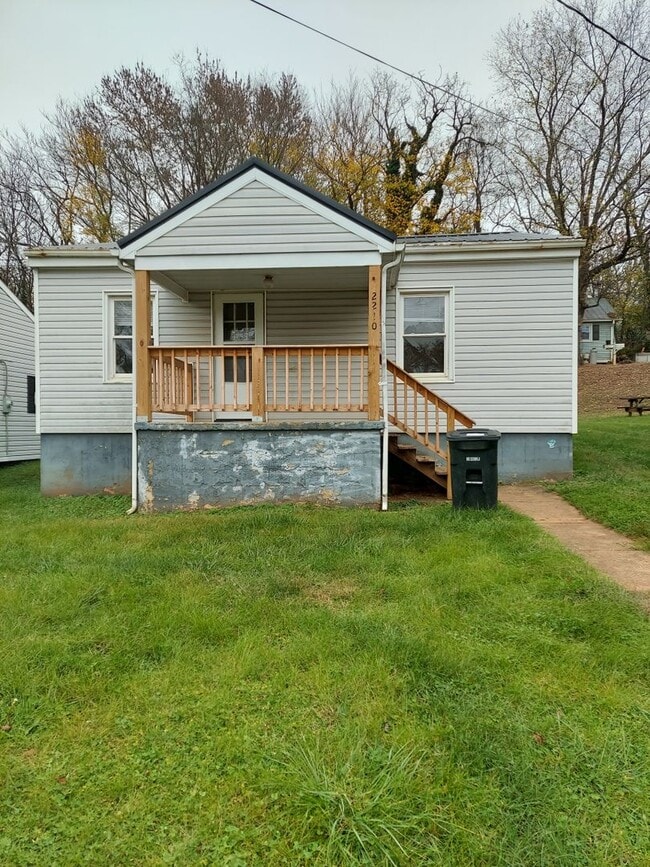 Building Photo - 2210 Haden St