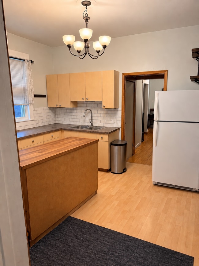 Building Photo - 588 Ashburn St