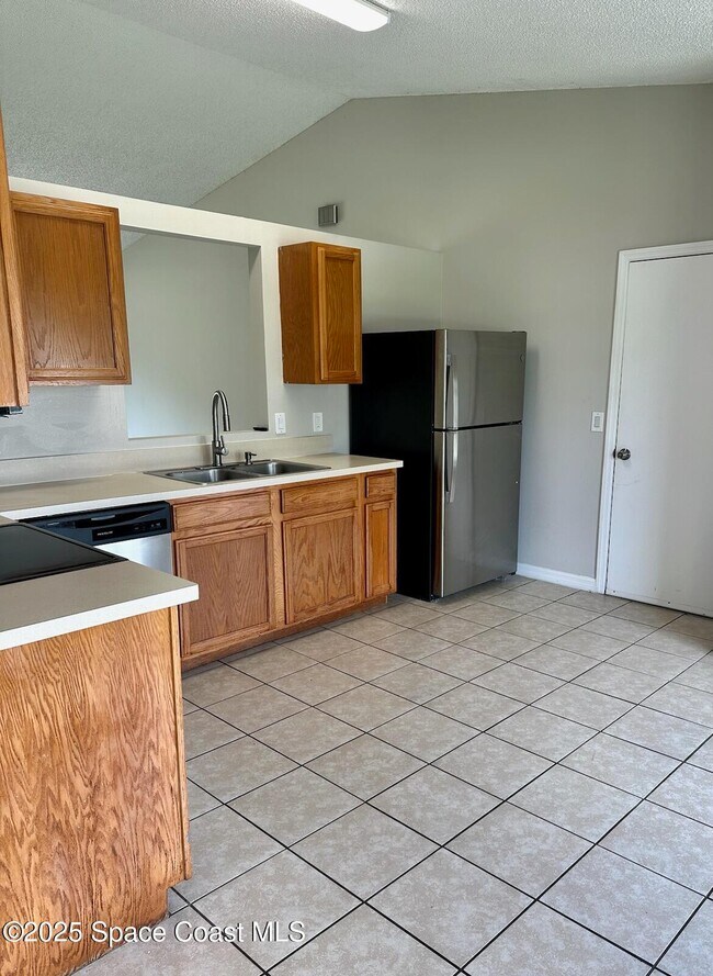 Foto del edificio - 675 Fairhaven St NE